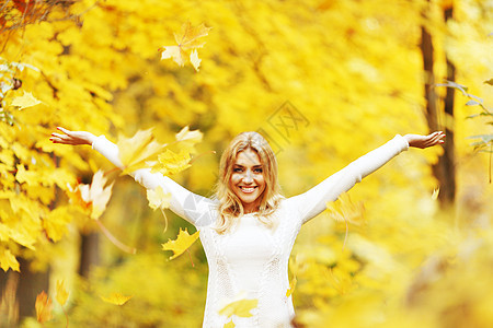 秋季妇女乐趣享受公园女士快乐白色叶子黄色幸福喜悦图片