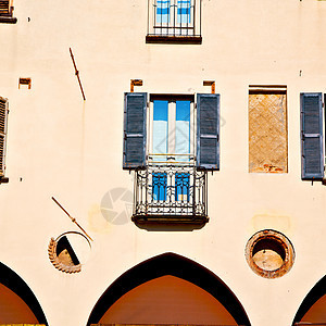 欧洲的意大利米兰古老建筑和威尼斯盲墙建筑学历史性古董乡村阳台框架国家玻璃快门房子图片