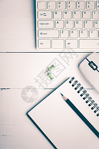 笔记和计算机老旧样式白色键盘药片桌子工作杯子空白商业咖啡办公室图片