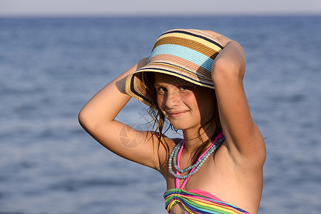 海滩上的小女孩闲暇运动太阳生活快乐青年旅行女士海岸孩子图片