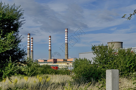 热电发电厂Sofia Iztok车站天空热电红色冷却塔绿色植物电力烟道黄色图片