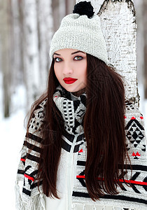 冬季公园的年轻女子图片