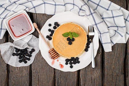 带新鲜黑莓的煎饼水果生活早餐餐巾蛋糕糖浆营养碳水甜点桌子图片