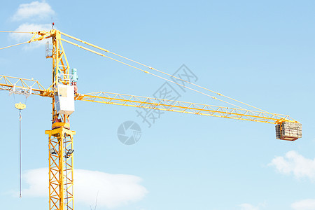 建筑工地或海港的黄色工业起重机和蓝色天空建造工程劳动卷轴构造重量机械框架安全杠杆图片