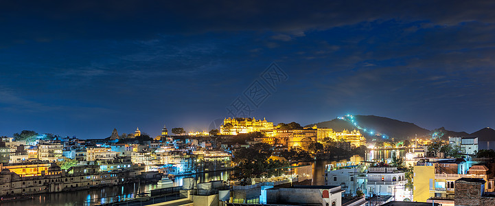 Udaipur 城市和市政宫建筑群的夜视图片