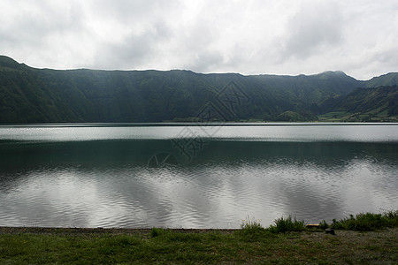 葡萄牙圣米格尔草地植物丘陵树木群岛山脉灌木丛森林池塘火山口图片