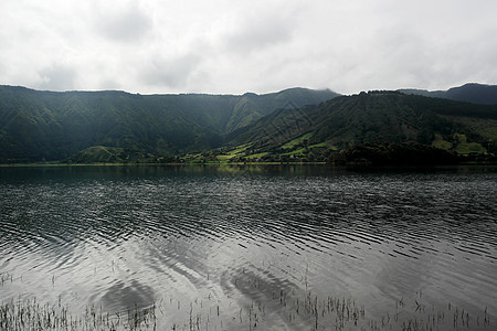 葡萄牙圣米格尔地质火山丘陵火山口群岛场地灌木丛池塘草地旅行图片