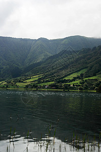 葡萄牙圣米格尔草地池塘火山植物火山口风景树木森林群岛丘陵图片