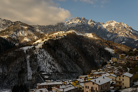意大利阿尔卑斯山房子季节旅行岩石滑雪游客爬坡山脉石头顶峰图片