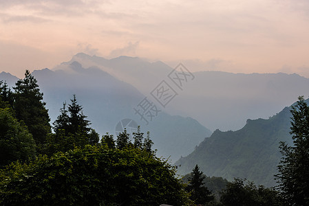 塞里亚纳河谷顶峰岩石山脉旅行天空场地旅游森林石头图片