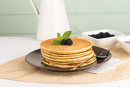 带新鲜黑莓的煎饼蓝色甜点碳水营养蛋糕浆果吃饭生活糖浆早餐图片