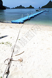绿色环礁湖绳子汉干湾的塑料码头海岸线图片