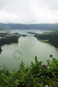 葡萄牙圣米格尔丘陵灌木丛群岛池塘火山口山脉风景树木火山植物图片