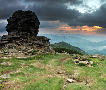 乌克兰喀尔巴阡山的Chornogora山脊晴天爬坡天空草地太阳薄雾旅行仙境季节阳光图片