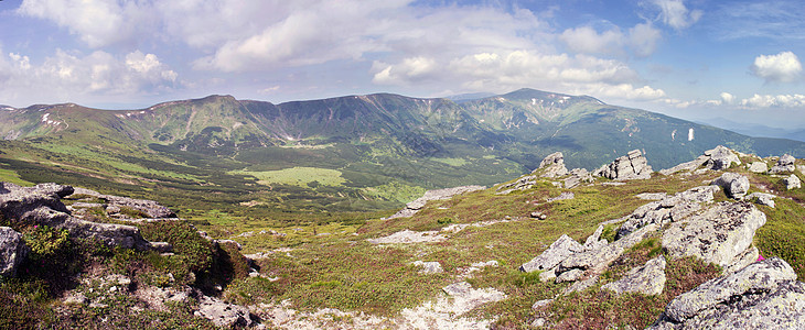 乌克兰喀尔巴阡山的Chornogora山脊天空阳光旅行草地风景爬坡阴霾太阳仙境环境图片