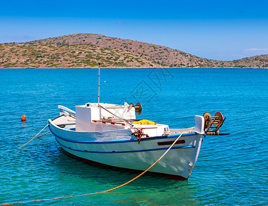 希腊克里特海岸外的渔船 希腊克里特海景运输海岸线反射钓鱼海岸海滩天空旅行旅游图片