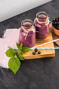新鲜红果鲜果沙盘排毒木头玻璃果汁饮料乡村早餐浆果牛奶桌子背景图片