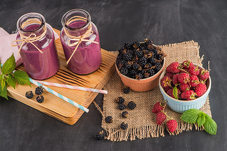 新鲜红果鲜果沙盘饮料木头玻璃乡村果汁早餐牛奶水果覆盆子桌子图片