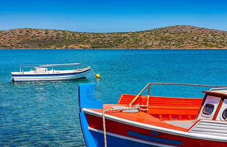 希腊克里特海岸外的渔船 希腊克里特海岸假期反射运输旅游旅行海滩蓝色海岸线天空图片
