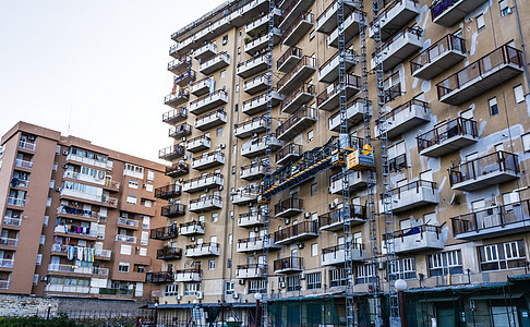 在意大利巴勒莫建造有窗户和阳台的外部建筑景观状况衣绳场景住宅区结构贫困房子公寓移民图片