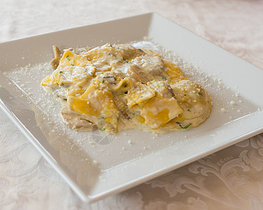 托特罗尼奶油和蘑菇盘子饺子木头菌类餐厅叶子草本植物蔬菜美食美味图片