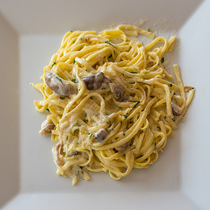 带蘑菇和奶油的塔格利奥尼蔬菜美食菌类叶子沙拉木头面条餐厅食物美味图片