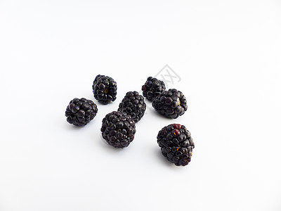 黑莓在板球上浆果黑色背景图片