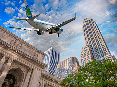 飞越纽约公共图书馆和第五大道五大道公馆的飞机图片