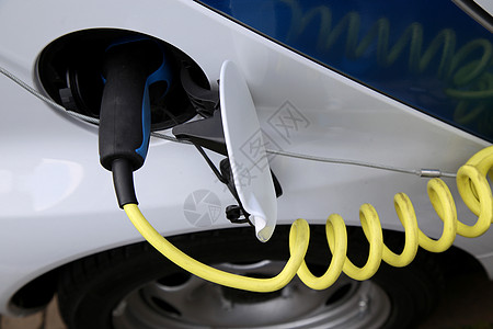 电动汽车在车站被充电 停电环境城市充值电池杂交种加载马达电气充电器插头图片