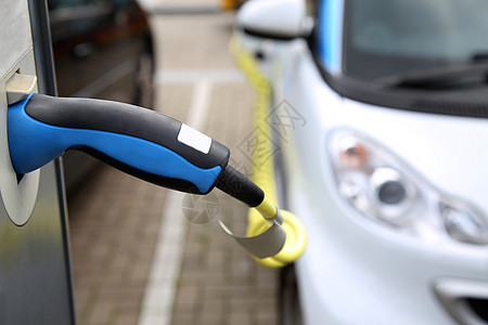 电动汽车在车站被充电 停电驾驶活力生态交通马达发动机加载充电器车辆技术图片