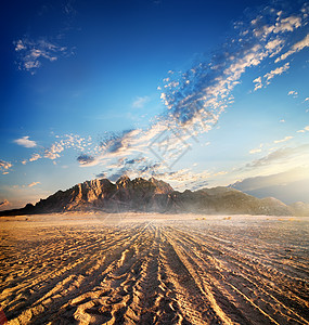 沙漠中的山区悬崖薄雾石头日出踪迹天空地质学矿物编队假期图片