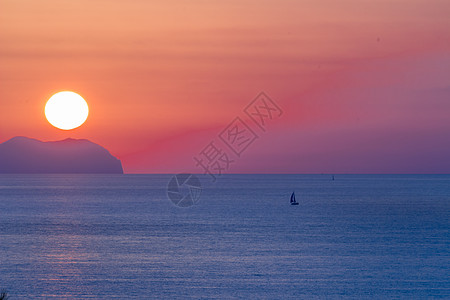 海上日落帆船旅游旅行天空海洋橙子太阳海浪热带游艇图片