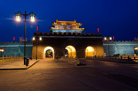 中国Qufu市夜间城墙门图片