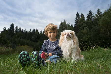 和他最好的朋友在一起的小男孩犬类场地家庭宠物下巴孩子幸福好朋友纽带快乐图片