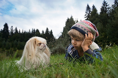 和他最好的朋友在一起的小男孩孩子快乐晴天犬类宠物纽带猎犬家庭动物朋友图片