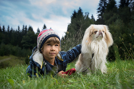 和他最好的朋友在一起的小男孩小狗下巴猎犬快乐幼儿园孩子毛皮动物犬类家庭图片