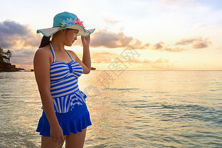 泰国西米兰岛海滩上的女孩女士日落海洋闲暇游客地平线太阳泳装海浪长廊图片