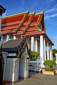 Bangkok 泰王国植物中的金子寺庙窗户木头旅游雕塑三位一体宗教旅行阴影天空村庄图片