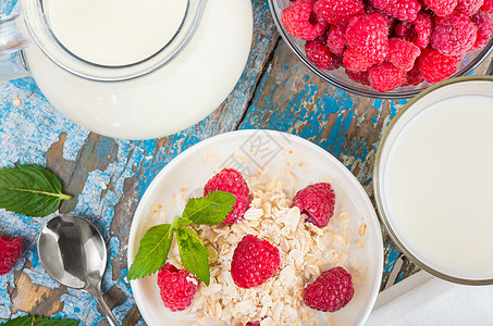 含牛奶和草莓的防水片饮食稀饭食欲早餐维生素碳水勺子重量食物减肥图片