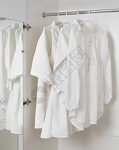 白色清洁铁制衣服服装织物女性服饰架子橱柜衣帽间纺织品店铺梳妆台图片