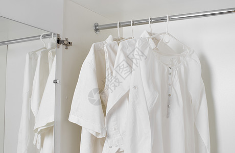 白色清洁铁制衣服用品贮存衬衫衣架梳妆台架子服装织物女性衣柜图片