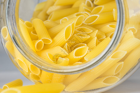 意大利派里拉马卡罗尼 Pasta 生食品 特写营养玻璃罐午餐小麦黄色谷物化合物制品挂面面条图片