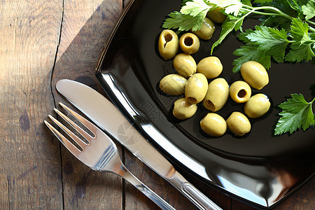 颗粒上的橄榄静物绿色服务木头餐厅设备盘子健康饮食水果烹饪图片