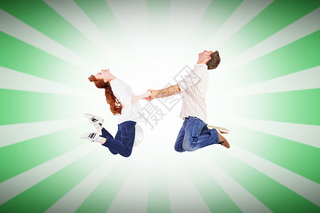 情侣跳跃和握手的复合图像喜悦白色感情娱乐男人情怀绿色浪漫红发情人背景图片