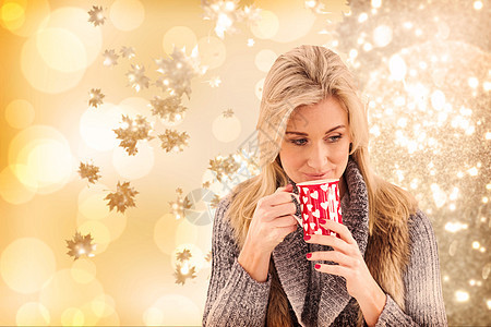 妇女穿着冬衣 拿着杯子的复合形象休闲热饮头发衣服羊毛季节冬装微笑树叶浅色图片