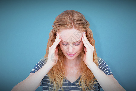 一个金发女郎头痛的复合图像女性休闲蓝色焦虑鬼脸头发疼痛女士痛苦服装图片