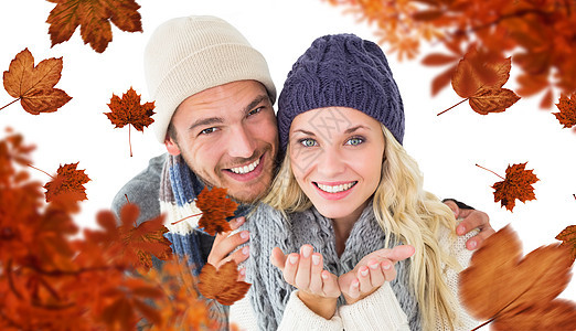 冬季时装的迷人情侣综合形象 在镜头面前微笑服装头发橙子感情羊毛亲密感男朋友衣物围巾浅色图片