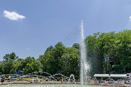 南公园有喷泉湖花园喷泉阳光树木天空森林背景图片