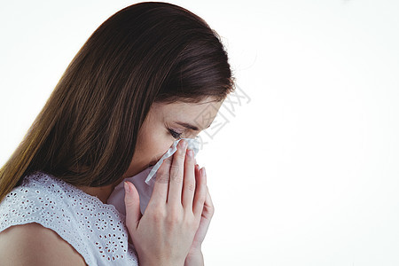 黑头发病态的黑发人吹她的鼻子休闲鼻涕女性头发女士服装花粉棕色组织疾病图片