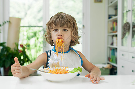 搞得一团乱金发午餐勺子快乐喜悦幼儿园营养举止食物教育图片